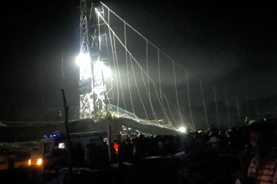 ঘটনাচক্রে, রবিবার গুজরাতের যে সেতুটি ভেঙে পড়েছে, রক্ষণাবেক্ষণের পর সেটিও মাত্র চার দিন আগেই নতুন করে চালু হয়েছিল। পাঁচ দিনের মাথাতেই ঘটে গেল দুর্ঘটনা। সুতরাং, মেরামতিতে গলদ ছিল কি না, সেই প্রশ্ন স্বাভাবিক ভাবেই উঠছে।