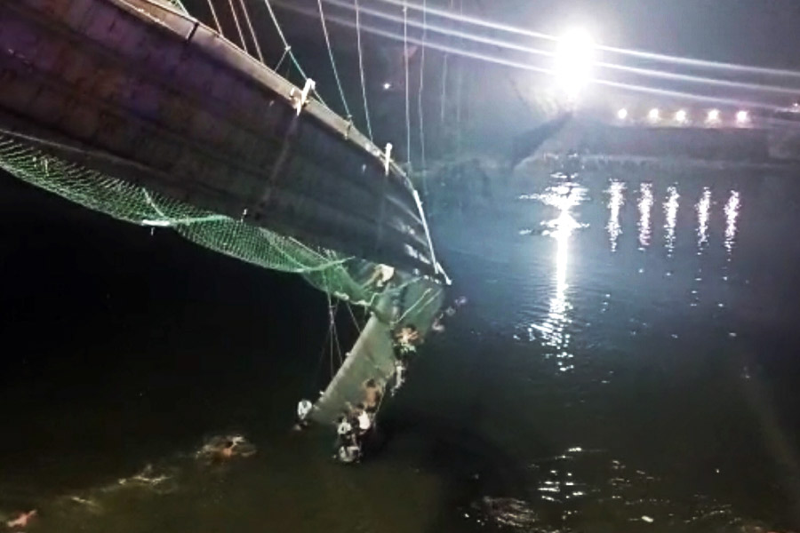 এই ঘটনায় মৃতদের পরিবারকে ২ লক্ষ টাকা করে আর্থিক সাহায্যের কথা ঘোষণা করেছেন প্রধানমন্ত্রী নরেন্দ্র মোদী। পাশাপাশি, আহতদের ৫০ হাজার টাকা করে আর্থিক সাহায্যের কথা ঘোষণা করা হয়েছে। মৃতদের পরিবারকে ৪ লক্ষ টাকা করে আর্থিক সাহায্যের কথা ঘোষণা করেছে গুজরাত সরকারও। 