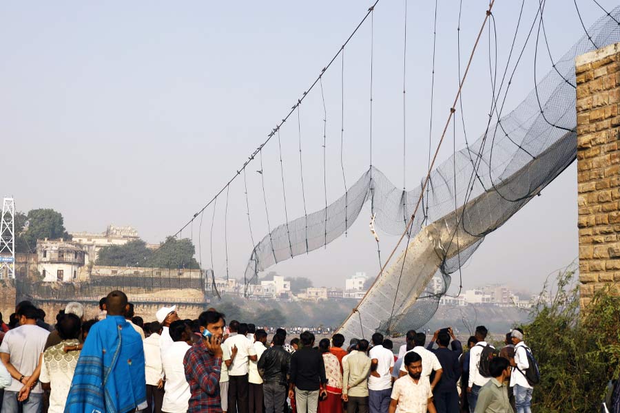 রবিবার গুজরাতের মোরবী জেলায় মাচ্ছু নদীর উপর ঝুলন্ত সেতু ভেঙে পড়ার ঘটনায় ইতিমধ্যেই ১৪০ জনের মৃত্যুর খবর পাওয়া গিয়েছে। মৃতের সংখ্যা আরও বৃদ্ধি পাওয়ার সম্ভাবনা। সেতুটি মেরামত করার পরে গত ২৬ অক্টোবর নতুন করে খুলে দেওয়া হয়েছিল। মাত্র পাঁচ দিনের মধ্যেই ঘটে গেল বিপর্যয়।