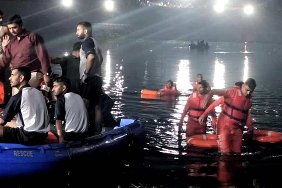 একটু পিছনে ফিরে তাকালে দেখা যাবে, গত ২০ বছরে সেতু ভেঙে এমন একাধিক বিপর্যয় ঘটেছে। অতীতের পাতা উল্টে আনন্দবাজার অনলাইন খোঁজার চেষ্টা করেছে সেই মর্মান্তিক ঘটনাবলি।