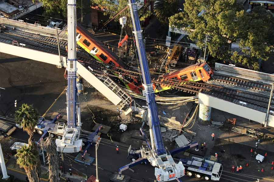 ২০২১ সালের মে মাসে মেক্সিকোর রাজধানী মেক্সিকো সিটির একটি মেট্রো স্টেশনে এসে ধাক্কা মারে একটি ট্রেন। ফলে স্টেশনের উপরের রেলওয়ে ওভারব্রিজের একাংশ ভেঙে পড়ে মারা যান ২৬ জন। আহত হন ১২ জনেরও বেশি।