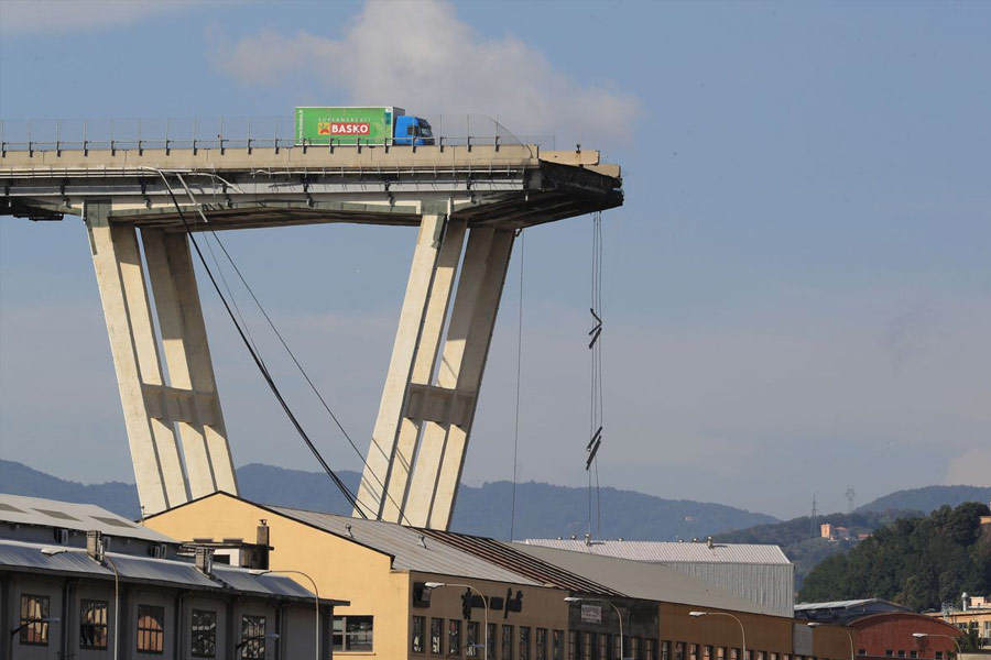 সেতুটি ভেঙে পড়ার পরেই সেতুর উপরে থাকা গাড়িগুলি অতল খাদে পড়ে যায়। প্রতিকূল আবহাওয়ার জন্য উদ্ধারকাজ শুরু করতেও বিলম্ব হয় অনেক।