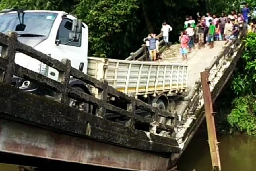 অক্টোবর মাসে দার্জিলিঙে ভেঙে পড়ে একটি কাঠের সেতু। সেখানকার স্থানীয় একটি উৎসবে শামিল হতে রঙ্গিত নদীর উপরে থাকা সেতুটির উপর উঠেছিলেন বহু মানুষ। 
