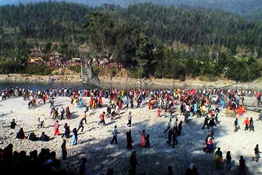 প্রত্যক্ষদর্শীরা জানিয়েছিলেন, দুর্বল কাঠের সেতুটিতে দুর্ঘটনার সময় ৪০০ জন মানুষ উঠেছিলেন। অতিরিক্ত ভার নিতে না পেরে ভেরি নদীর উপর সেতুটি ভেঙে পড়ে।