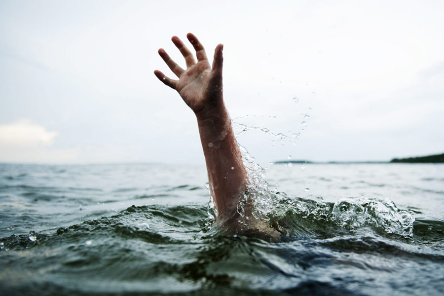 ওই দুর্ঘটনায় মারা যান ১৬ জন। ২৫ জনের কোনও সন্ধান পাওয়া যায়নি। খরস্রোতা নদীর জলে তাঁরা ভেসে যান। ১০০ জন কোনওক্রমে সাঁতার কেটে তীরে ওঠেন।