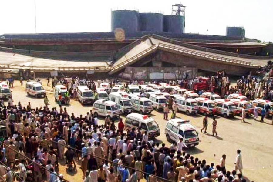 ২০০৬ সালের অগস্ট মাসে তুমুল বৃষ্টিতে পাকিস্তানের মর্দানে সেতু ভেঙে পড়ে। পেশওয়ার থেকে ৫০ কিলোমিটার দূরত্বের সেই সেতুটি ভেঙে মারা যান ৪০ জন। আহত হয়েছিলেন শতাধিক।