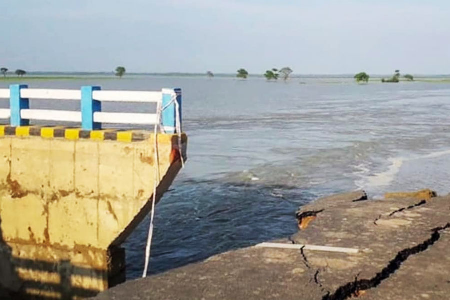 ২০০৬ সালেরই ডিসেম্বর মাসে বিহারে ১৫০ বছরের পুরনো একটি সেতু ভেঙে পড়ে। সেই দুর্ঘটনায় মারা যান ৩৪ জন।