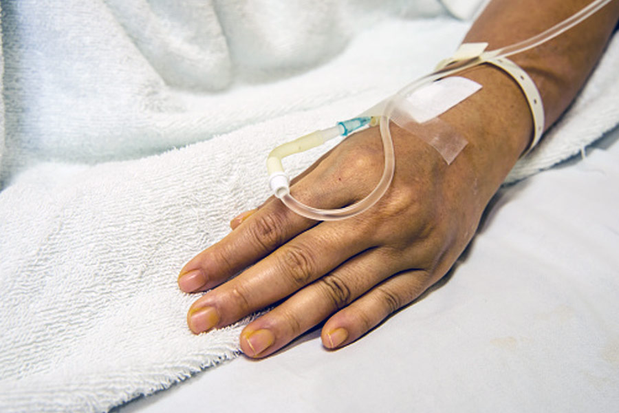 গুরুতর অসুস্থ হয়ে শুক্রবার থেকে দক্ষিণ কলকাতার এক বেসরকারি হাসপাতালে ভর্তি ছিলেন অভিনেত্রী।