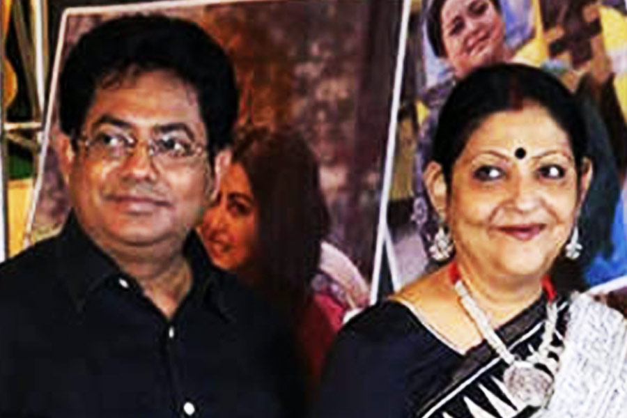 তাঁর স্বামী অভিনেতা শঙ্কর চক্রবর্তী আনন্দবাজার অনলাইনকে জানান, অনেক দিন ধরেই যকৃতের কিছু সমস্যা দেখা দিয়েছিল সোনালির। সেই পুরনো অসুস্থতাই ফের মাথাচাড়া দিয়ে ওঠায় হাসপাতালে ভর্তি করানো হয়েছিল তাঁকে।