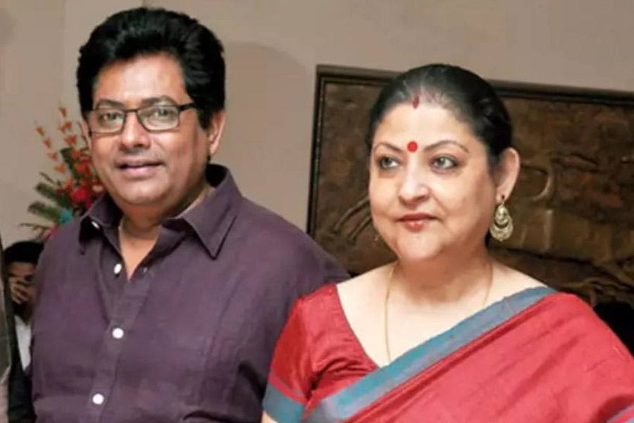 অভিনেত্রী মারা যাওয়ার খবর সোমবার সকালে শঙ্কর ফেসবুকে  জানিয়ে স্ত্রীর ছবি পোস্ট করে লেখেন, ‘‘ভরা থাক স্মৃতিসুধায়।’’