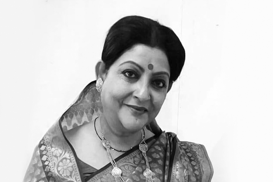 সোনালির মৃত্যুর খবর শোনার পর টলিপাড়ায় শোকের ছায়া পড়েছে। ‘গাঁটছড়া’ ধারাবাহিকে খড়ির জেঠিমা হিসাবেই দর্শকের মনে জায়গা করে নিয়েছিলেন তিনি। স্বাভাবিক ভাবেই সেই ‘খড়ি’ মানে শোলাঙ্কি রায় সোনালির মৃত্যুতে ভেঙে পড়েছেন। তিনি বললেন, ‘‘সকাল সকাল এ রকম একটা খবর শুনে মনটা খারাপ হয়ে গেল। আমি জানি সোনালিদি দীর্ঘদিন অসুস্থ ছিলেন। কিন্তু মনের মধ্যে একটা বিশ্বাস ছিল যে দিদি ঠিক সুস্থ হয়ে উঠবেন। কিন্তু ভাগ্যের লিখন আমরা কেউই তো বদলাতে পারব না।’’