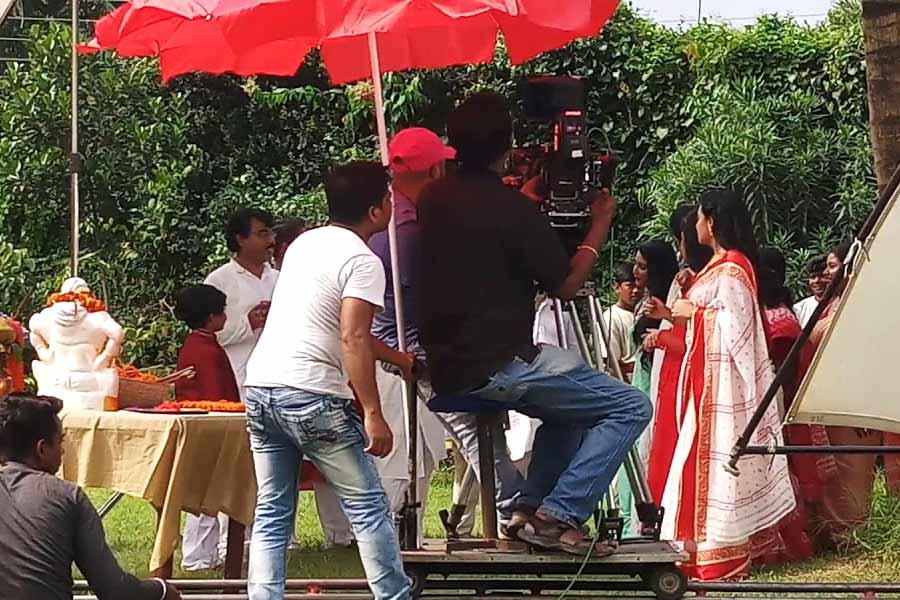 তবে, মুখ্যচরিত্রে নয়, পার্শ্বচরিত্রে অভিনয় করে দর্শকের মনে জায়গা করে নিয়েছিলেন সোনালি।