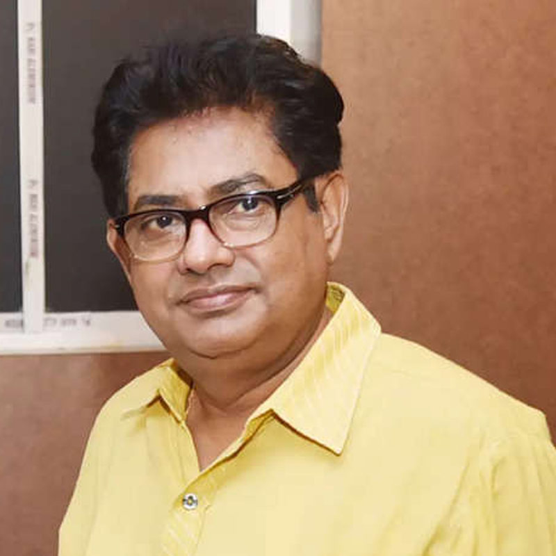 ধারাবাহিক এবং সিনেমা ছাড়াও নাটক করতেন সোনালি। শঙ্করের সঙ্গেও বহু নাটকে তাঁকে দেখা গিয়েছে।