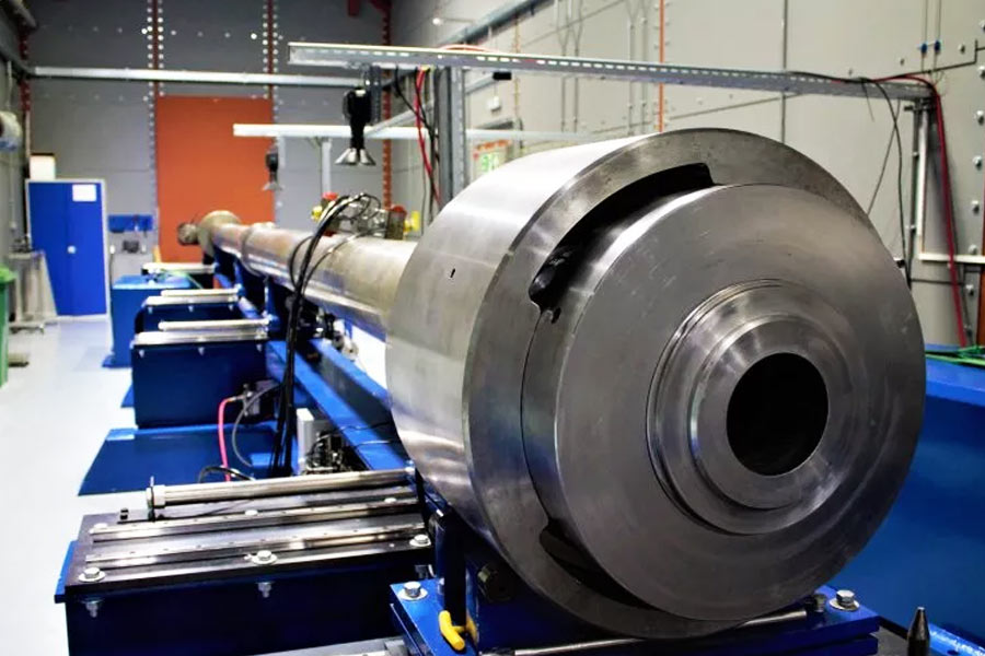 ইংল্যান্ডের শিল্প তালুকে আজকাল প্রায়শই গুলির শব্দ শোনা যাচ্ছে। না! এ কোনও দুষ্কৃতীর কাজ নয়। বরং গুলি চালাচ্ছেন অক্সফোর্ডের বিজ্ঞানীরা। উদ্দেশ্য— অপ্রচলিত উপায়ে দূষণহীন জ্বালানি তৈরি করা।