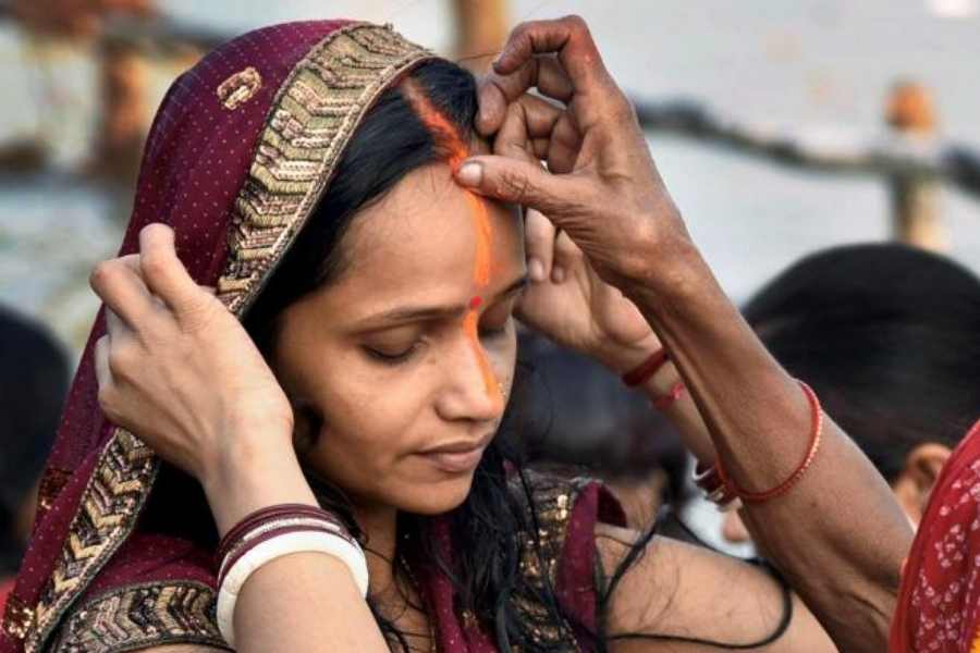 পরিবার ও সন্তানের সুস্থতা ও স্বাচ্ছন্দ্য কামনায় বিবাহিতারা দিনভর উপোস করে নিষ্ঠাভরে পুজো সারেন