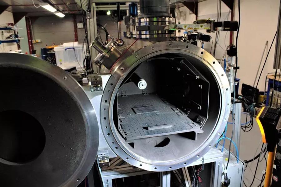 অপ্রচলিত জ্বালানি উৎপন্ন করতে পিস্তলের মতো দেখতে একটি ৭০ ফুটের যন্ত্র তৈরি করেছেন ওই নিউক্লিয়ার ফিউশন সংস্থার বিজ্ঞানীরা। ‘বিগ ফ্লেন্ডলি গান’ নামের ওই পিস্তলটি অবশ্য ‘প্রোটোটাইপ’। ভবিষ্যতে অফুরন্ত জ্বালানির সমস্যা মেটাতে এটিই কি তাঁদের অস্ত্র? ‘ফার্স্ট লাইট ফিউশন’-এর অন্তত তেমনই দাবি।