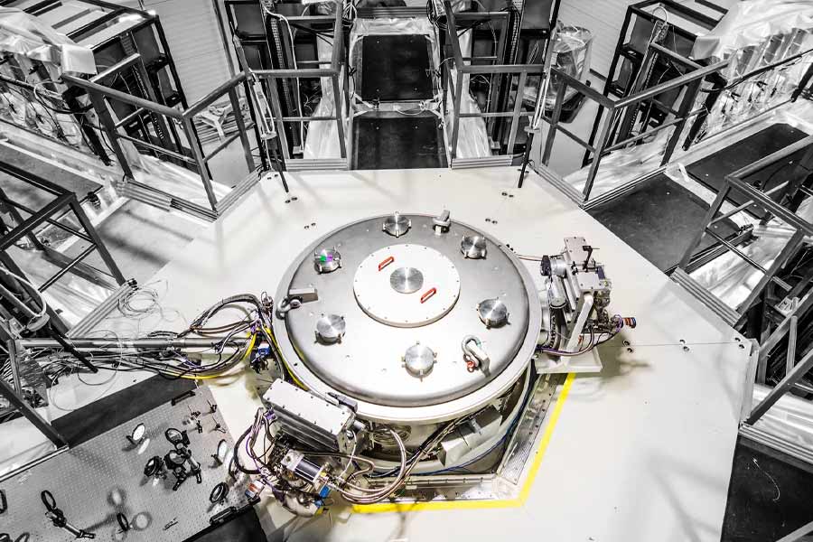 একটি ব্যারেলে রাখা হাইড্রোজেন গ্যাসে চাপ সৃষ্টি করতে করতে প্রচণ্ড গতিতে এগিয়ে যায় ওই পিস্টনটি। এর পর তা একটি শঙ্কু আকৃতির খোপে পৌঁছে যায়। এর পর একটি ধাতব ঢাকনার মধ্যে দিয়ে তা বিস্ফোরণ ঘটায়। তার আগে অবশ্য ওই খোপের গ্যাসকে ক্ষুদ্রাতিক্ষুদ্র কণায় ভেঙে দেয়।