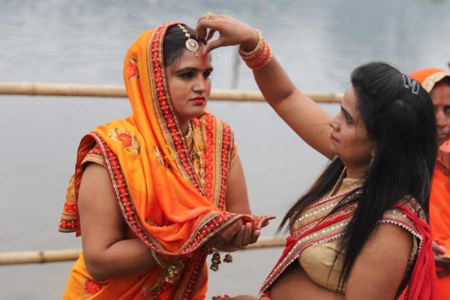 ছট পুজো চলাকালীন এই রীতি পালনকারী মহিলাদের প্রায় নাক অবধি টানা সিঁদুর পরতে দেখা যায়। প্রচলিত মত বলে, ছটপুজোর সময়ে লম্বা রেখায় সিঁদুর পরলে তা স্বামীদের দীর্ঘায়ু এনে দেয়!  