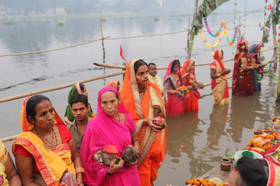 প্রচলিত বিশ্বাস বলে, স্ত্রীর সিঁথিতে সিঁদুরের টান যত লম্বা হবে, ততই দীর্ঘ আয়ু পাবেন তাঁর স্বামী। এ ছাড়াও মনে করা হয়, বাড়ির বউয়ের এ ভাবে সিঁদুর পরা পরিবারে বয়ে আনে সুখ ও শান্তি। তাই ছটপুজোর উপলক্ষে লম্বা করে সিঁদুর পরার চল এত জনপ্রিয় এখনও। 