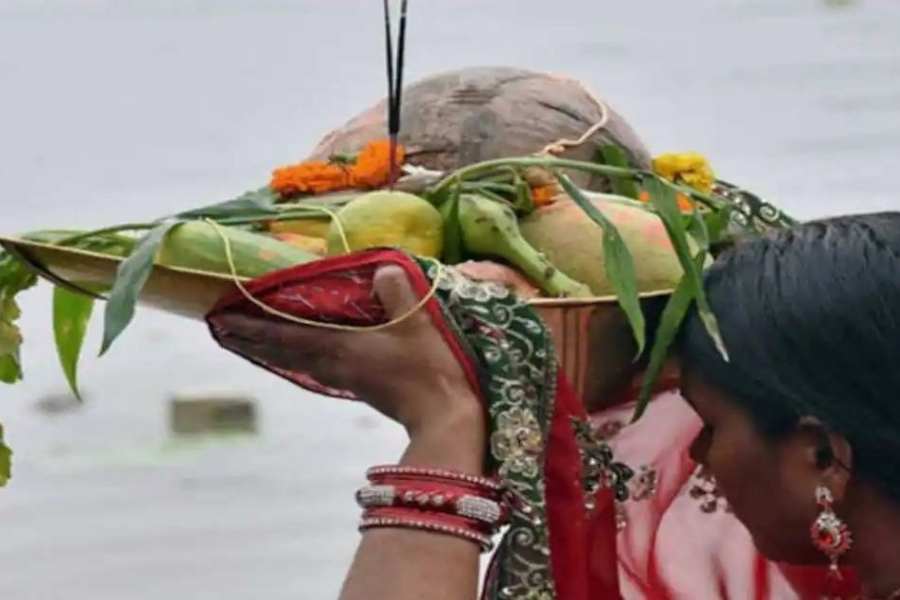 আবার ছটপুজোয় বিবাহিতাদের কমলা সিঁদুর ব্যবহার করতে দেখা যায়! সাধারণত বিবাহিতা ভারতীয় নারীরা লাল সিঁদুর ব্যবহার করে থাকেন। ছট পুজোয় তবে অন্য রীতি কেন? 