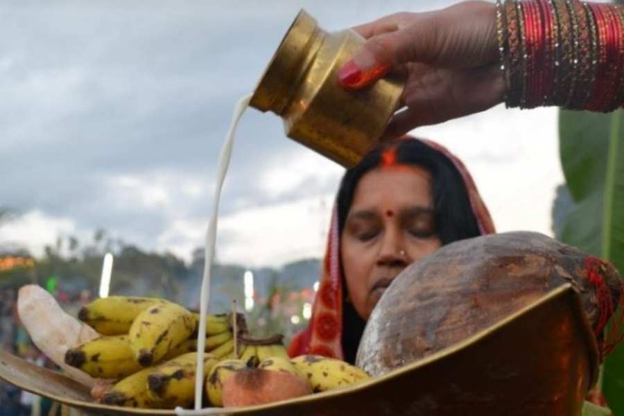 বিশ্বাস বলে, কমলা রঙের সিঁদুর স্বামীর জীবনে সাফল্য ও উন্নতি বয়ে আনে। এর ফলে স্বামী যে কোনও পথেই সমৃদ্ধির মুখ দেখতে পাবেন! 