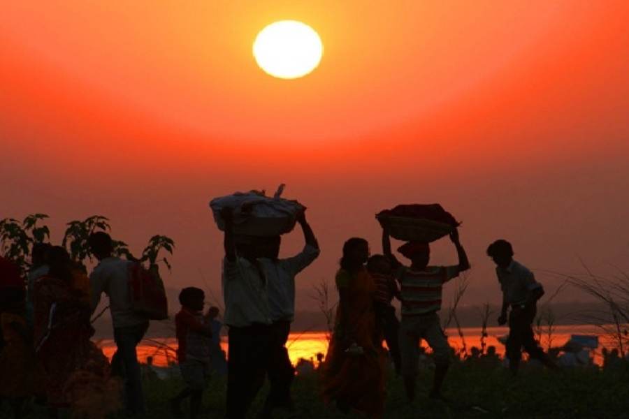 পরের দিন ছিল খরনা। অর্থাৎ শুদ্ধিকরণ। সন্ধ্যায় প্রসাদ হিসেবে তৈরি করা হয় গুড়ের ক্ষীর। সারা দিনের উপোস ভাঙা হয় এই প্রসাদ খেয়ে। 