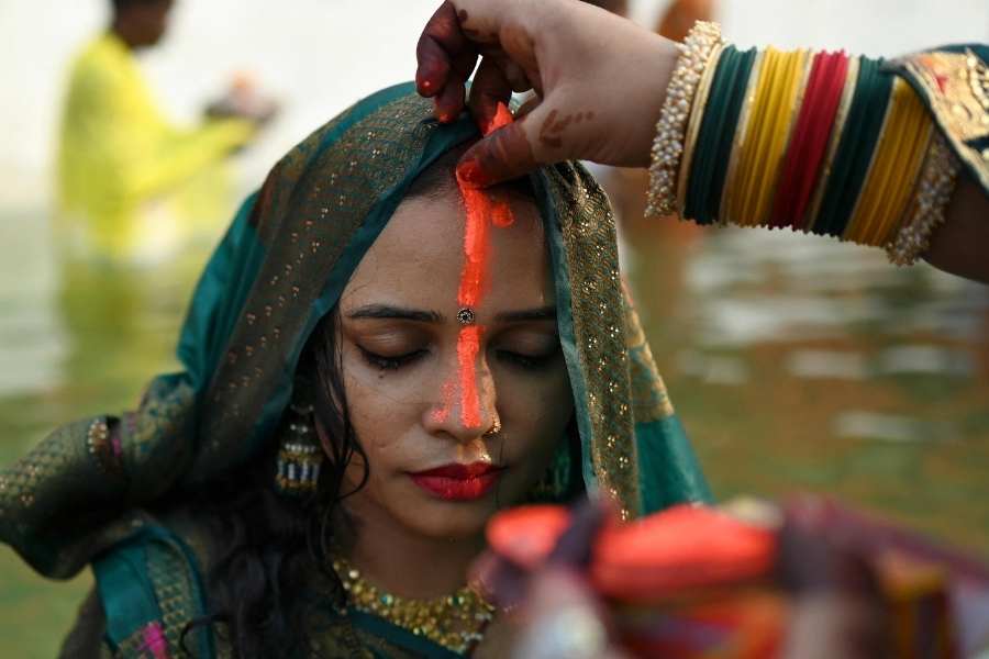 আবার পুরাণ মতে, ছটের সময়ে কমলা সিঁদুর ব্যবহার করার আসল কারণ হনুমানজির প্রতীকী পবিত্র রং হল কমলা! তাই লাল সিঁদুরের বদলে বিবাহিতা মহিলারা ছটের সময়ে ব্যবহার করেন কমলা রঙা সিঁদুর।