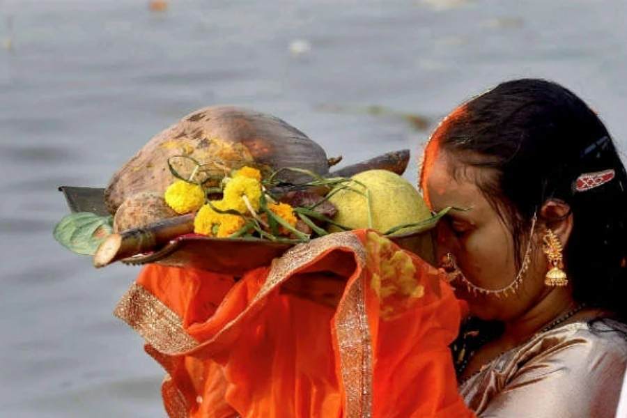 রবিবার ছিল অস্তগামী সূর্যকে অর্ঘ্য দান। আর সোমবার সূর্যোদয়ের সময় সূর্যদেবকে অর্ঘ্য নিবেদন। সঙ্গে দান করা হয় ঠেকুয়া, কলা, মরসুমি ফল, আখ ইত্যাদি। 