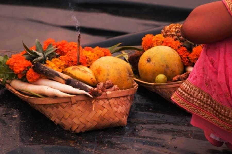 শাস্ত্র মতে সূর্যদেবের মধ্যেই নিহিত থাকে প্রাণশক্তি। এ ছাড়াও তার ভীষণ তেজে ধ্বংস হয় রোগ জীবাণু। তাই সূর্যদেবের প্রভাবে পরিবারের লোকজনকে সুস্থ রাখতেই এই পুজো করা হয়। 