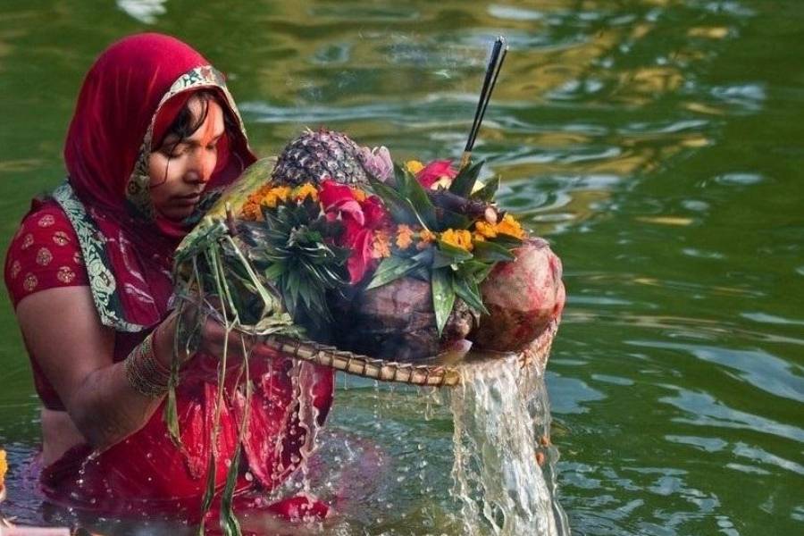 সূর্যদেবের সঙ্গে সঙ্গে পূজিতা হন ছঠি মাইয়াও। তাঁকে আবার ছট লক্ষ্মী বলা হয়। মতপার্থক্যে, ছঠি মাইয়া মা ষষ্ঠীর রূপ, আবার সূর্যদেবের বোনও বটে। তাই পুজো করা হয় সূর্যদেবের। ষষ্ঠী পুজোর দিনে সন্ধ্যায় দান করা হয় সান্ধ্য অর্ঘ্য। 