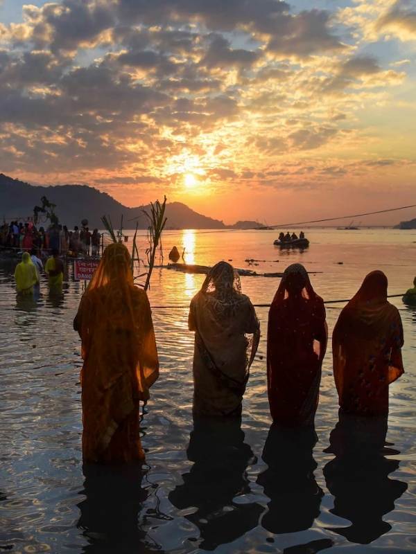 কথিত, রামচন্দ্র লঙ্কা বিজয় করে ফিরে এসে পুজো করেন কুলদেবতা সূর্যের। সেই পুজো নাকি হয়েছিল ছট পুজোর সময়েই।