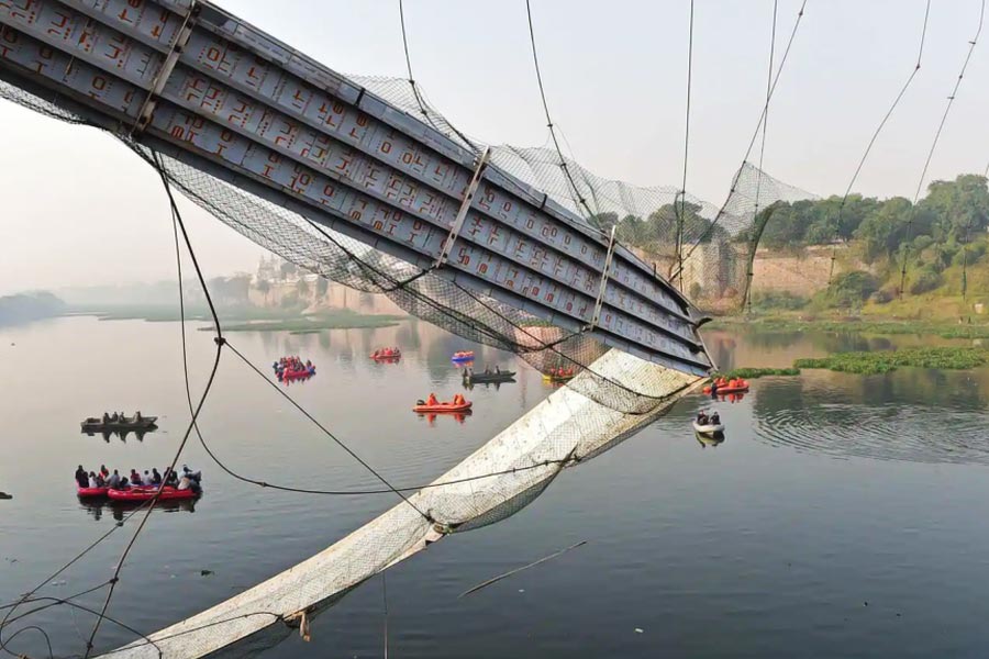 দীর্ঘ দিন ধরে সারাইয়ের পর চার দিন আগে গুজরাতি নববর্ষের দিন খুলে দেওয়া হয়েছিল গুজরাতের মোরবী শহরের ঝুলন্ত সেতুটি। তার পরেই ঘটে গেল এত বড় বিপর্যয়! এখনও পর্যন্ত ১৪১ জনের মৃত্যু হয়েছে বলে খবর। নিখোঁজও বহু।