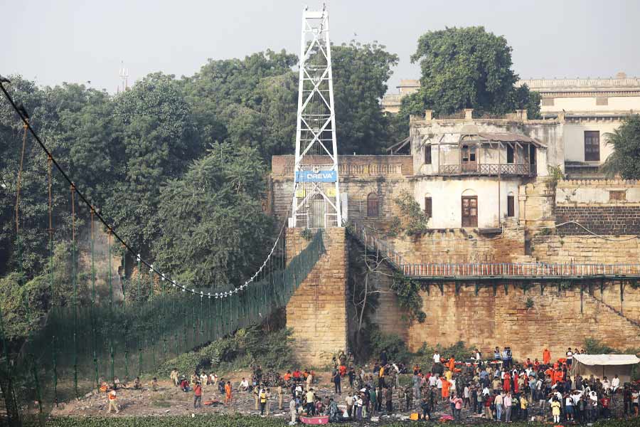 দরবারগড় রাজবাড়ি ও নজরবাগ রাজবাড়িকে জুড়তেই আমদাবাদ থেকে ২০০ কিলোমিটার দূরে মাচ্ছু নদীর উপর সেতুটি তৈরি হয়েছিল ব্রিটিশ আমলে। প্রায় ১৪০ বছর আগে।  