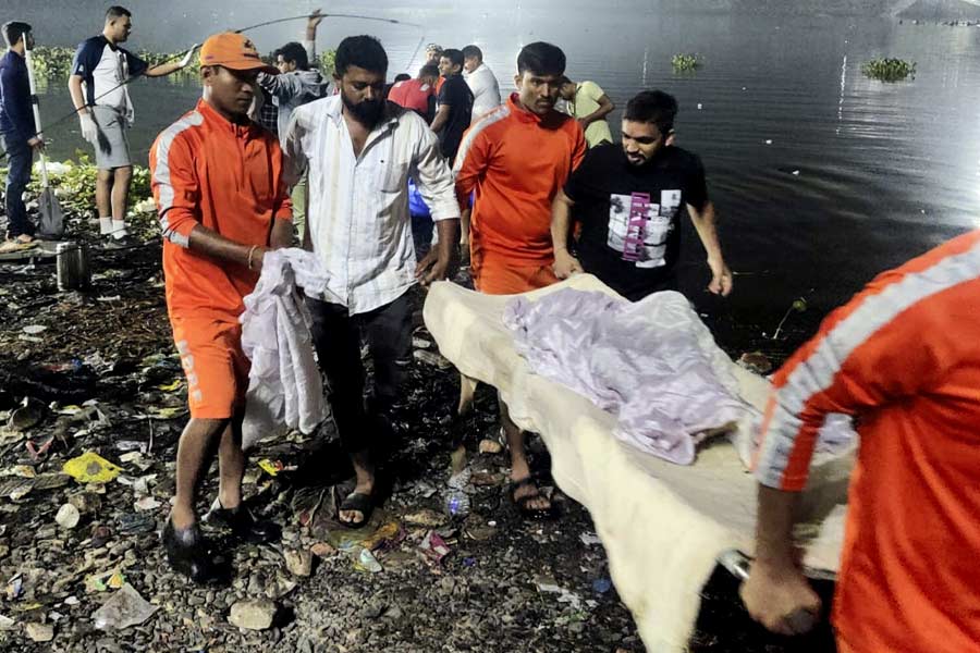 দুর্ঘটনার পর প্রকাশ্যে আসা ভিডিয়োতে দেখা গিয়েছে, মানুষজন ভিড় করায় বিপজ্জনক ভাবে দুলছিল সেতুটি। 