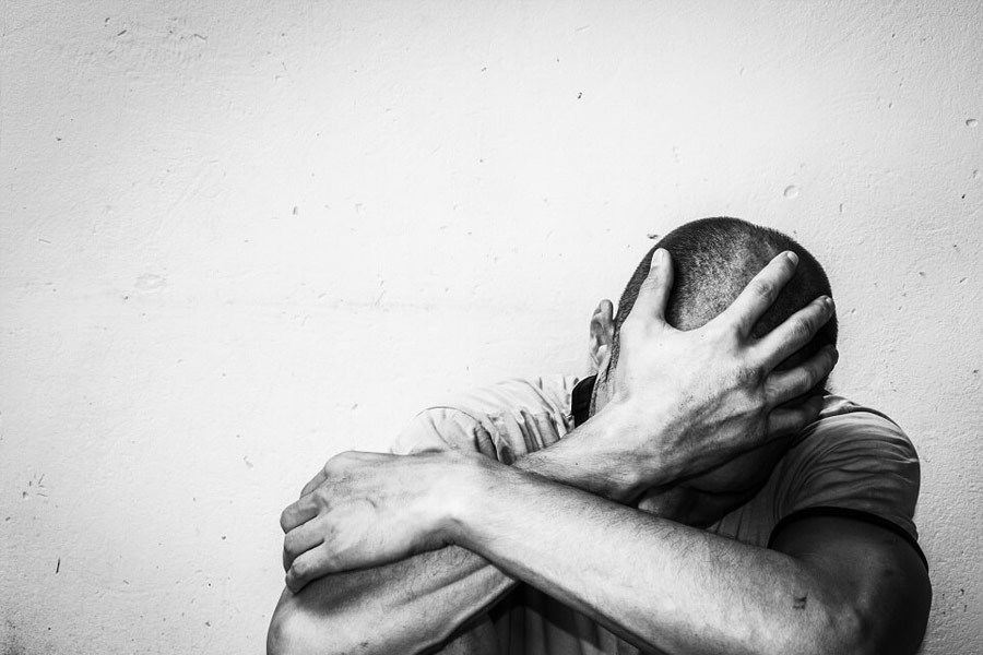 কখনও বিশ্বাসভঙ্গের অভিযোগ, কখনও বা ‘চাপ’ সামলাতে না পারা—প্রেমে বিষ খেয়ে আত্মহত্যার ঘটনা অহরহ ঘটে। যার পরিণতিও হয় মর্মান্তিক। সম্প্রতি এমন দু’টি ঘটনা প্রকাশ্যে এসেছে। 