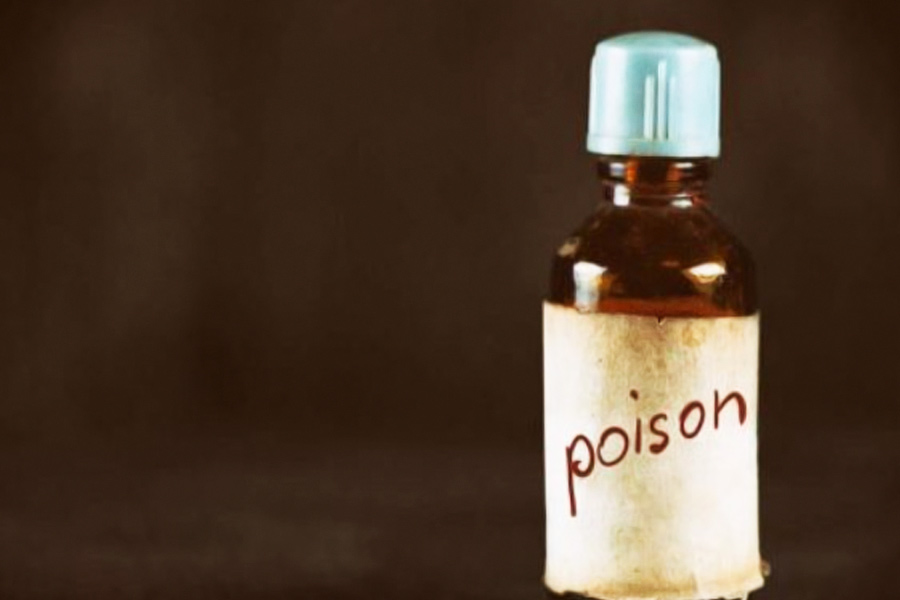 চার তরুণীর সঙ্গে প্রেমের সম্পর্ক ছিল। এক দিন চার প্রেমিকায় হাজির হন প্রেমিকের বাড়ি। শুরু হয় চিৎকার, অশান্তি। এক সময় অশান্তির মুখে পড়ে প্রেমিক বিষ খান বলে অভিযোগ। কোচবিহারের মাথাভাঙার ঘটনা।