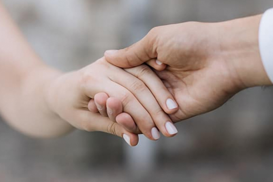 স্থানীয় সূত্রের খবর, একসঙ্গে চার তরুণীকে প্রেমের ফাঁদে ফেলেছিলেন ওই ব্যক্তি। নির্বিঘ্নেই চলছিল সব কিছু। কিন্তু বেশি দিন গোপন থাকে না প্রেম। যে চার তরুণী ওই ব্যক্তির বাড়িতে পৌঁছে গিয়েছিলেন, তাঁদের মধ্যে দু’জন ঘোকসাডাঙার বাসিন্দা, এক জন ভাউরথানা এলাকার এবং আর এক জন গোলকগঞ্জের বাসিন্দা। শেষ পর্যন্ত ওই ব্যক্তি বিষ খান। 