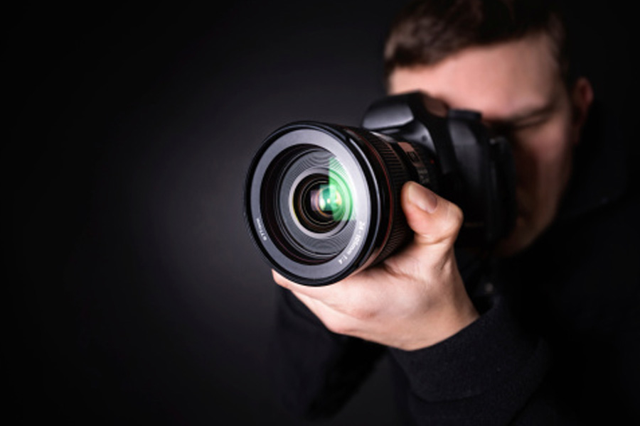 ১৯৪৫ সালে আমেরিকায় জন্মেছিলেন লিওনার্ড। ছোটবেলা থেকেই তাঁর বিকৃত মানসিকতার বহিঃপ্রকাশ ঘটেছিল। অভিযোগ, নিজের বোনদের নগ্ন করিয়ে ছবি তুলতেন তিনি।