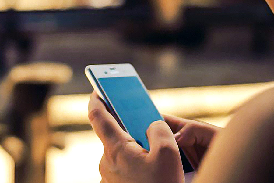 তিন কিশোরী মধ্যপ্রদেশের সেহোর জেলার আষ্টা টাউনের বাসিন্দা। শুক্রবার স্কুল পালিয়ে তিন জন ইন্দোরগামী বাসে চেপে বসেন। আষ্টা থেকে ইন্দোরের দূরত্ব ১০০ কিলোমিটার। সেখানে থাকেন ১৬ বছরের এক কিশোরীর প্রেমিক। গত কয়েক দিন ধরে ফোন ধরেননি তিনি। 