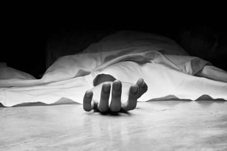 অতিরিক্ত ডেপুটি কমিশনার প্রশান্ত চৌবে বলেন, ‘‘দুই কিশোরী বিষ খেয়ে মারা গিয়েছেন। তৃতীয় জনের অবস্থা আশঙ্কাজনক।’’ 