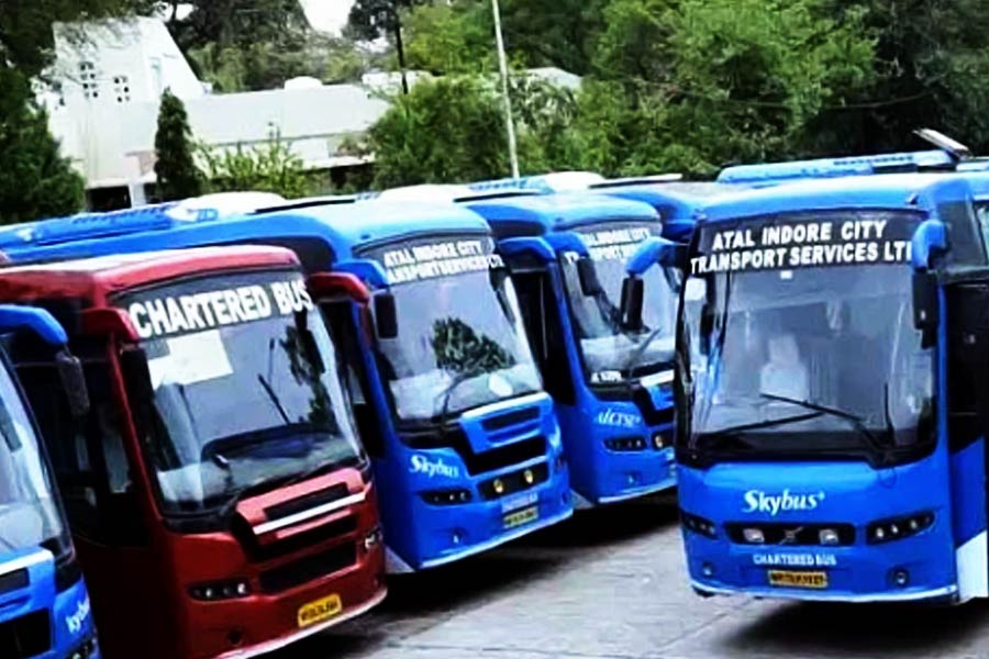 প্রশান্তের কথায়, ‘‘অসুস্থ কিশোরীকে জেরা করে জানা গিয়েছে তিন জন একই স্কুলে পড়ত। অন্তরঙ্গ বন্ধু ছিল। শুক্রবার সকালে স্কুল পালিয়ে ইন্দোরগামী বাসে উঠেছিল।’’ 