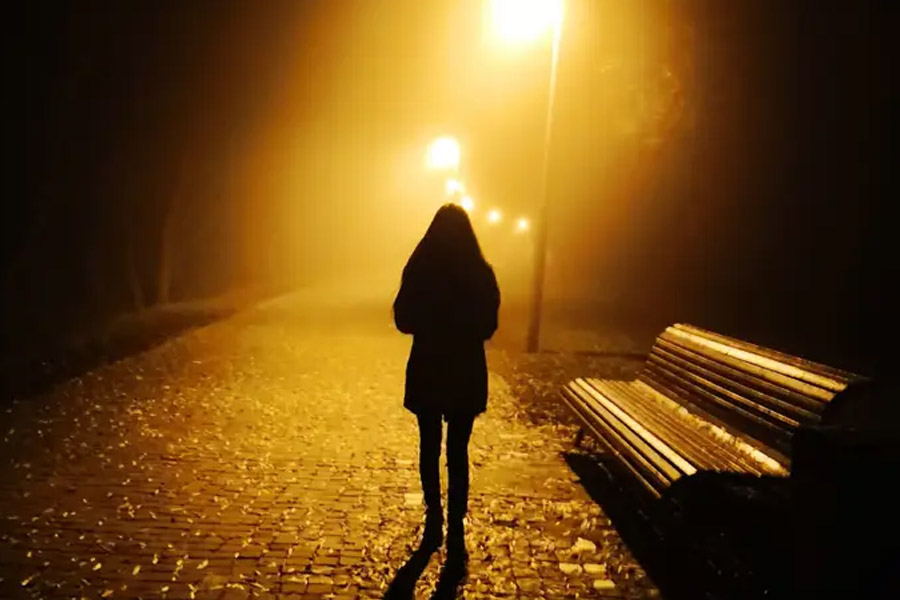 সেই মতো আষ্টা টাউনের এক দোকান থেকে বিষ কিনে নেয়। এর পর ইন্দোরে নেমে প্রেমিককে ফোন করে দেখা করার অনুরোধ জানায় সে। 