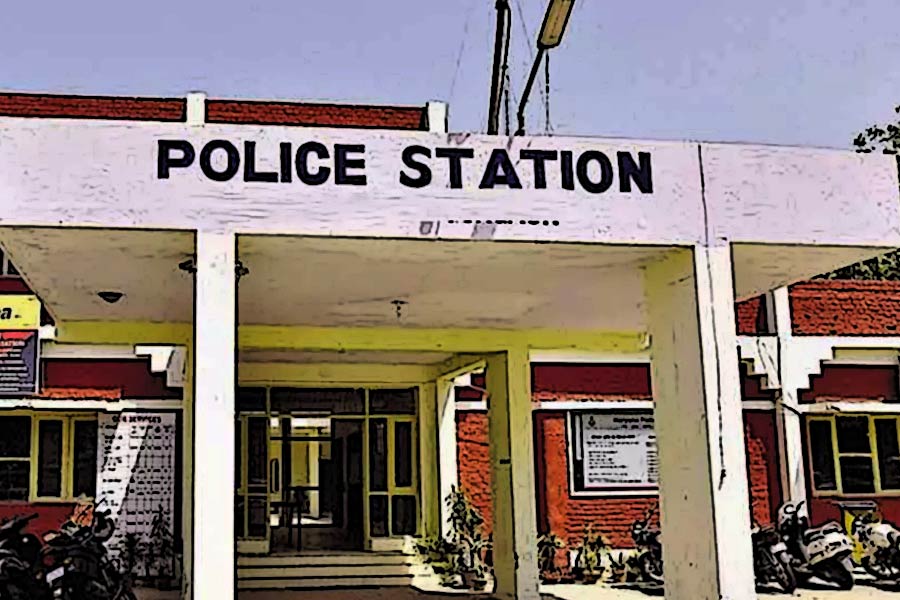 অতিরিক্ত ডেপুটি কমিশনার প্রশান্ত জানিয়েছেন, তিন জনের থেকেই কোনও সুইসাইড নোট উদ্ধার হয়নি। তিন কিশোরীর অভিভাবক খবর পেয়ে ইন্দোরে এসেছেন। তাঁদের বয়ান রেকর্ড করা হবে বলে জানিয়েছে পুলিশ।