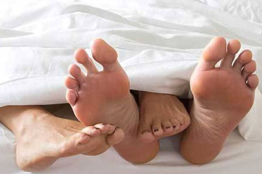 কিন্তু শুধু সঙ্গমের ভিডিয়ো বানিয়ে শান্ত থাকতে পারেননি লিওনার্ড। এই সময় তাঁর দেখা হয় চার্লসের সঙ্গে। চার্লস হংকংয়ের বাসিন্দা। এক সময় সেনাবাহিনীতে যুদ্ধও করেছেন। নিজের মানসিকতার সঙ্গে চার্লসের হুবহু মিল খুঁজে পান তিনি। ফলে বন্ধুত্ব হতে সময় লাগেনি।