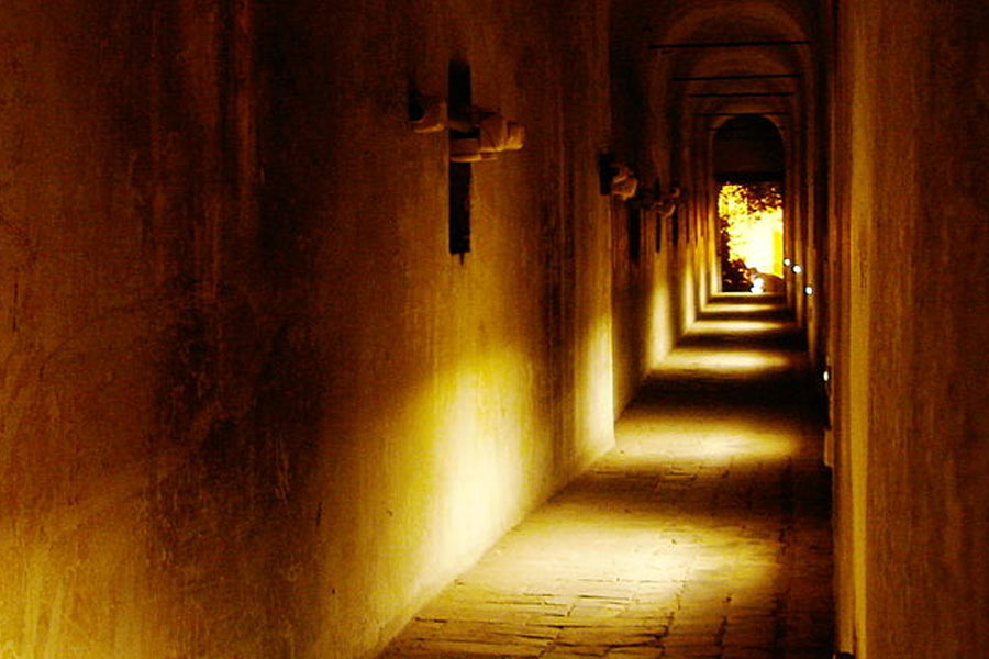 যুদ্ধ চলাকালীন চার্লস একটি গোপন বাঙ্কার তৈরি করেছিলেন। পরমাণু হামলার আশঙ্কায় আগেভাগে সুরক্ষার ব্যবস্থা করে রেখেছিলেন তিনি। এই গোপন কুঠুরিই হয়ে ওঠে অপরাধী যুগলের ‘স্বর্গরাজ্য’।