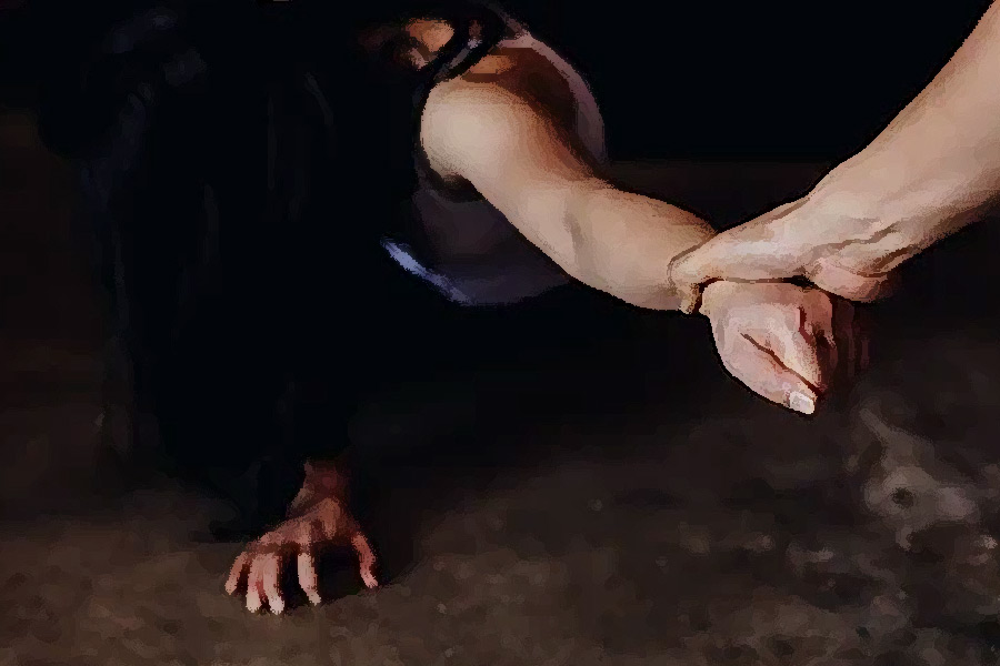 ১৯৮৩ সালেই ‘শিকার’ শুরু করেন লিওনার্ড এবং চার্লস। মূলত মহিলাদের ধরে ওই কুঠুরিতে নিয়ে যেতেন তাঁরা। সেখানে প্রথমে চলত অকথ্য অত্যাচার। মহিলাদের ধর্ষণ ও নানা ভাবে যৌন হেনস্থা করতেন দুই বন্ধু। তার ভিডিয়োও বানাতেন।