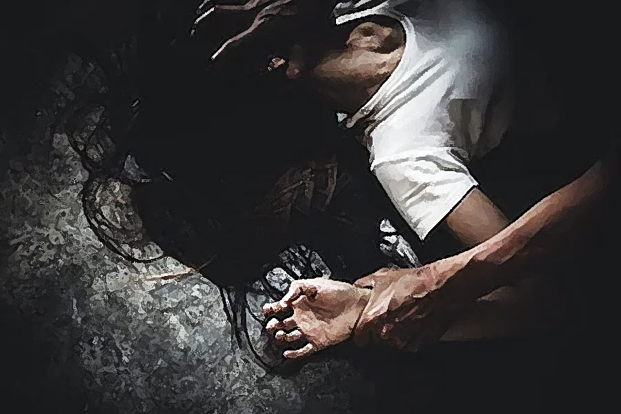 তদন্তকারীদের দাবি, মহিলাদের ধর্ষণের পর নানা রকম বিকৃত যৌনক্রিয়ায় সামিল হতে বাধ্য করতেন এই সিরিয়াল কিলার যুগল। গোপন কুঠুরিতে চলত তাঁদের ‘যৌন খেলা’। 