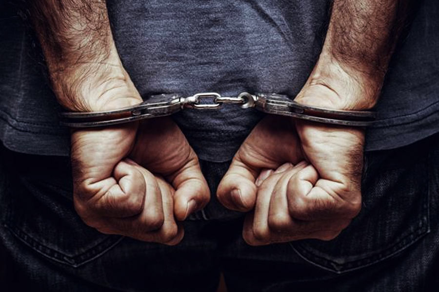 ১৯৮৫ সালে একটি দোকানে চুরি করতে গিয়ে ধরা পড়েন চার্লস। তাঁকে বাঁচাতে গিয়ে বিপাকে পড়েন লিওনার্ডও। পুলিশকে এমন একটি ড্রাইভিং লাইসেন্স তিনি দেখান, যে ব্যক্তি দীর্ঘ দিন ধরে নিখোঁজ। এতেই সন্দেহ হয় পুলিশের।