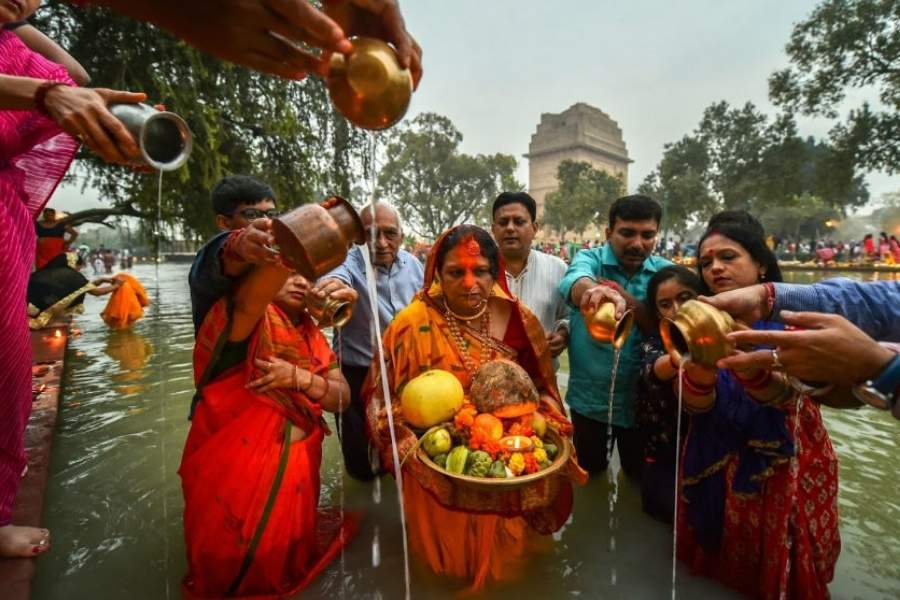 চারদিন ব্যাপী এই ব্রতে সূর্যদেবকে অর্পণ করা হয় আখ, কলা-সহ নানা ধরনের ফল। তবে জানেন কি, কোন ফল দেওয়া হয় কী কারণে? জেনে নিন এক নজরে।