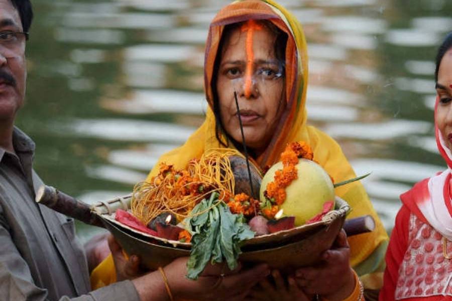 বাতাবি লেবু:  হিন্দু শাস্ত্র মতে ছটি মাইয়া বাতাবি লেবু খেতে খুব পছন্দ করেন। তাই ছট পুজোয় ফল অর্পণ করার সময় বাতাবি লেবু দান করা হয়। 